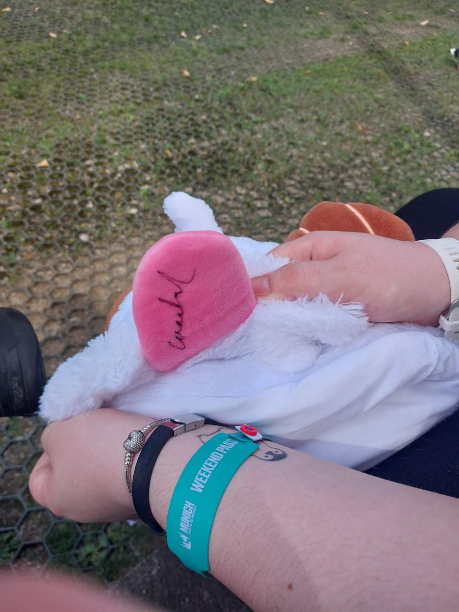 I forgot to say I met @caedrek at the Munich riot Expo before lec.

I made him a cute little picture :)