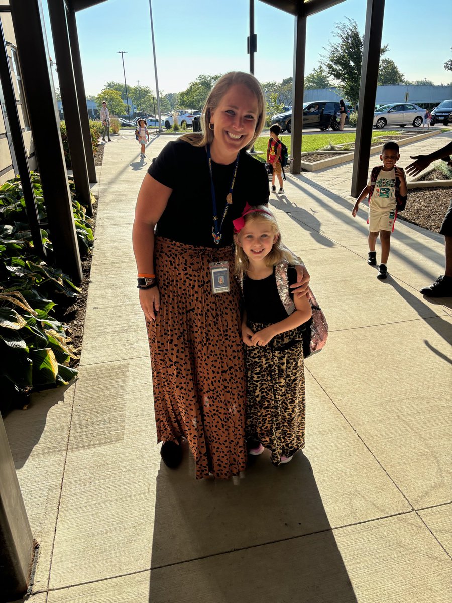 Unintentionally twinning! #BetterTogether <a href="/HappyatHSYL/">Hawthorn School for Young Learners</a>