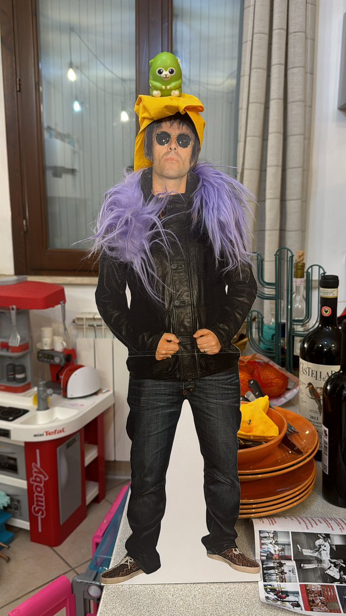 EcHo2K's tweet photo. This is the outfit for your next gig ok? @liamgallagher https://t.co/yn9op2y2GN