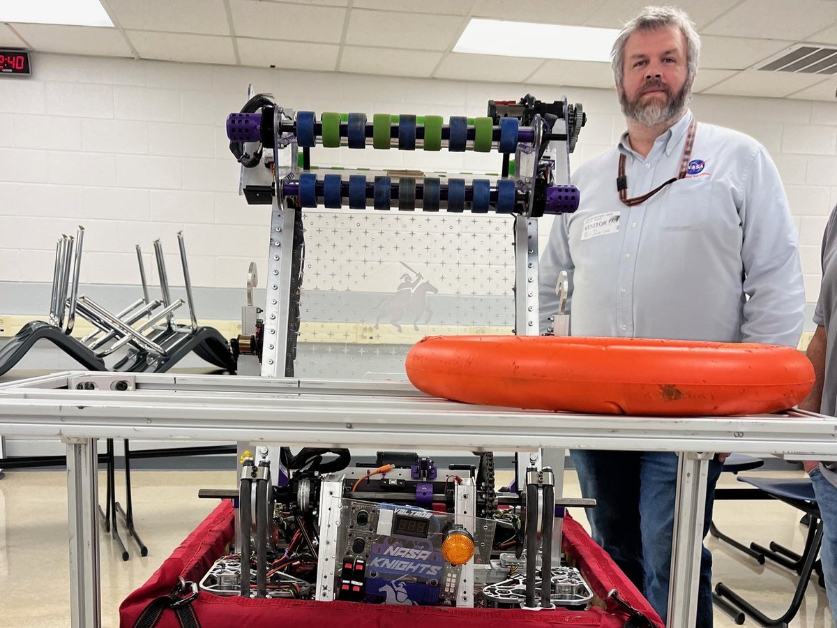 NHREC_GSST's tweet photo. NASA representatives spoke with GSST Research students about scientific research and NASA Knights Robotics.
#BoldlyGoing #LeadBoldlsentation #WeAreNewHorizons #GSST
@NHREC_VA https://t.co/aFjD0nkbzh