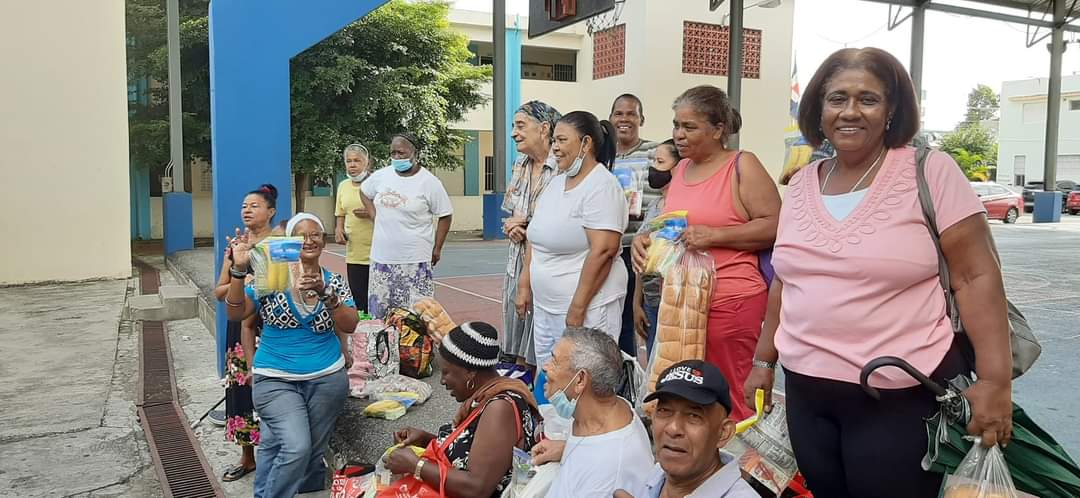 REDSOCIALTV1's tweet photo. En la continuación de los Diálogos comunitarios la Mesa de Gestión Humana del Colectivo Todos Juntos informa que el próximo Sábado 14 de Septiembre, a las 5 de la tarde, el Banco de Alimentos de la RED-Mujer realizará un Diálogo sobre la economía familiar incorporando a 25 hogares encabezados por madres solteras cabeza de familia. 

-El Arq. Domingo Javier Cruz, Vocero del Colectivo Todos Juntos estableció que en esta primera etapa la agenda de actividades del Banco de Alimentos de la RED-Mujer incluye 10 Encuentros en diferentes Vecindades de la Circunscripción 2DN hasta avanzar hacia la expansión territorial qué incluye los sub sectores de mayor densidad poblacional de las C1DN y C2DN. Estos Diálogos forman parte del Plan de actividades del Cuatrimestre Agosto-Diciembre del presente año 2024 qué tiene como objetivo abordar temas como la Salud Mental, Medicina Preventiva, Diabetes e Hipertensión en adultos mayores. 

-El Banco de Alimentos de la RED-Mujer forma parte del ciclo de auto gestión de micro proyectos comunitarios, vale decir, de las fases de diseño, implementación, evaluación y reformulación del Pacto Social, Político y Económico que propone el Colectivo Todos Juntos. 

-El Banco de Alimentos es un micro proyecto de auto gestión comunitaria dirigido por representantes de las comunidades intervenidas qué a su vez son representantes seleccionados por cada uno de los miembros de la Vecindad. 

-Si estas interesado en formar parte del Banco de Alimentos del Colectivo Todos Juntos puedes unirte a nuestra organización a través de la Dirección electrónica  todosjuntossomosuno@gmail.com o escribir al WhatsApp #: 829 925 6443.