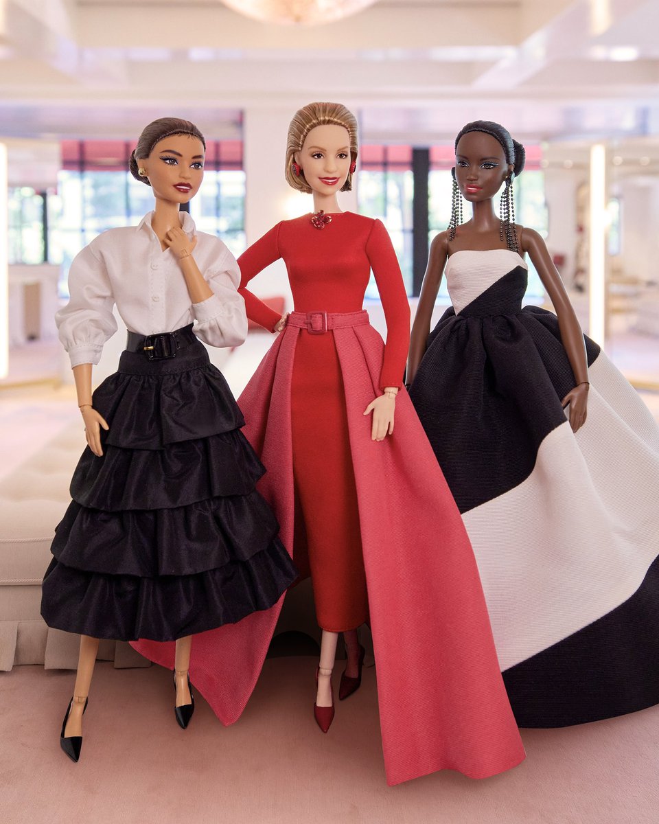 enowlatino's tweet photo. ¡La #Barbie de #CarolinaHerrera! 🇻🇪 👏🏼👏🏼👏🏼 La legendaria diseñadora venezolana es honrada con su propia muñeca a propósito de recibir el Hispanic Heritage Award for Fashion 2024. Lleva un vestido a la medida ralizado por #WesGordon director creativo de la marca Carolina Herrera.

[📸: barbiestyle/ Mattel]