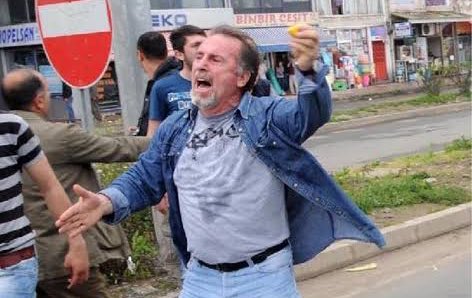 tipgenelmerkez's tweet photo. Metin Lokumcu Davası’nın bugün görülen karar duruşmasında tüm sanık polisler hakkında beraat kararı verildi.

Aynı hafta içinde yine Hopa’da Reşit Kibar, tıpkı Metin Hoca gibi doğayı savunurken katledildi.

Aynı gün içinde kara para aklama suçu işleyen enerjik suçlular tahliye edildi.

Doğayı, insanı katletmenin; emekçinin kursağındaki lokmaya çökmenin cezasızlıkla ödüllendirildiği bir Türkiye Yüzyılı…

Bu adaletsizlik düzeni, bu eşitsizlik düzeni yıkılacak. Yerine eşiti, iyisi, yenisi kurulacak!