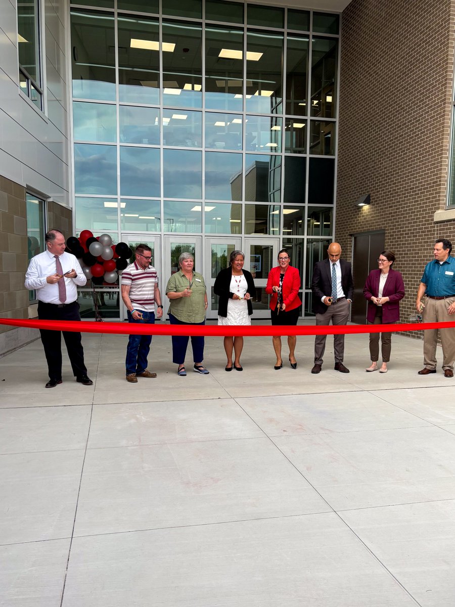 nicholasquality's tweet image. A new addition to the school includes a Gymnasium, Cafeteria, Science Labs, and Student Commons. We can&apos;t wait to see the first class of middle school students excel in this amazing new environment! 

@TJ_D15 #nicholasquality #schoolconstruction #STEMlabs