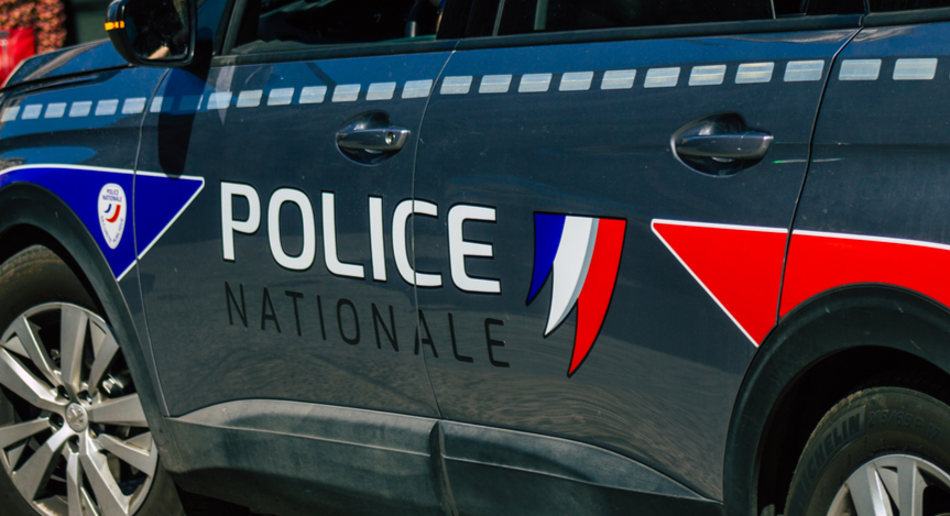 Mediasinfos's tweet photo. Deux policiers ont été blessés hier entre #Cannes et #Mougins par un chauffard de 16 ans lors d’un refus d’obtempérer à quelques kilomètres du lieu où l’adjudant #Comyn a été tué il y a quelques jours. Retrouvez notre journal des infos en plus ici: https://t.co/6RTN7cwK8g https://t.co/x5iD5dYTZZ