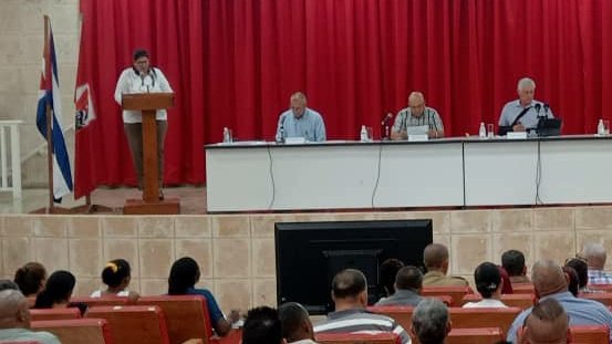 De #PinardelRío a #Artemisa.  Iniciamos junto a <a href="/DiazCanelB/">Miguel Díaz-Canel Bermúdez</a> el Pleno extraordinario del Comité Provincial del Partido para evaluar los resultados de la provincia, tras las visitas e intercambios anteriores con el pueblo. #UnidosXCuba