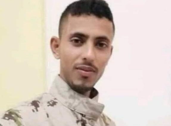 هذا المراهق عمره 23 سنة وظيفته قائد لواء صاعقة وطبعا هو اخو مختار النوبي، خاله ناصر الخبجي... متى التحق بالكلية العسكرية ومتى تخرج ومتى توظف حتى صار قائد لواء صاعقة وكم تخرج على يده ، عاده ماخرج من البيضة مثله لن يأتي لنا بوطن ياسيادة القادة عيدروس وعبدالرحمن المحرمي نحن في خطر.