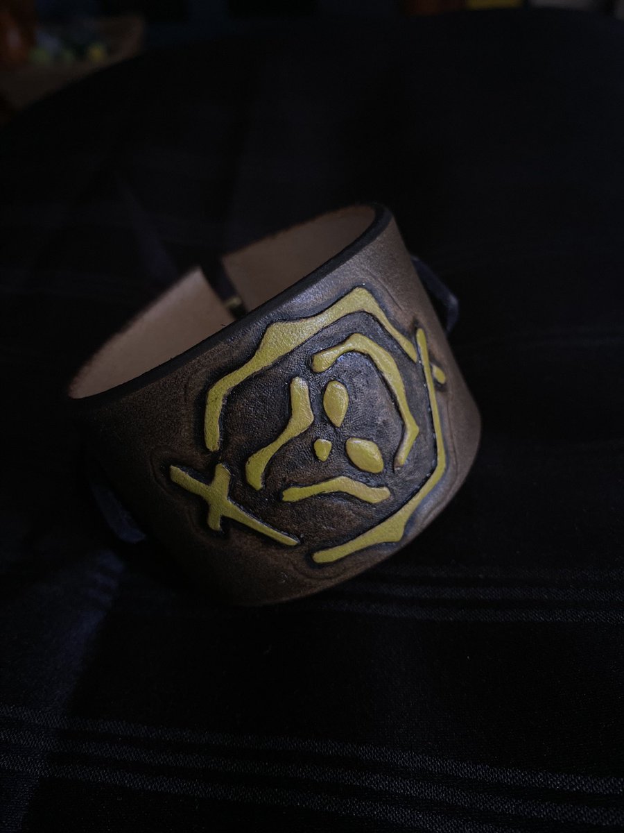 m1sterpunch's tweet photo. #fanartfriday #BeMorePirate #SeaOfThieves a little pirate legend handmade leather cuff I made that is now in the hands of one of the premiere legends, the voice of Jack Sparrow in A Pirate’s Life!  Oh glows green under blacklight! @SeaOfThieves @RareLtd #babalonleather https://t.co/AAtGLtBWhm