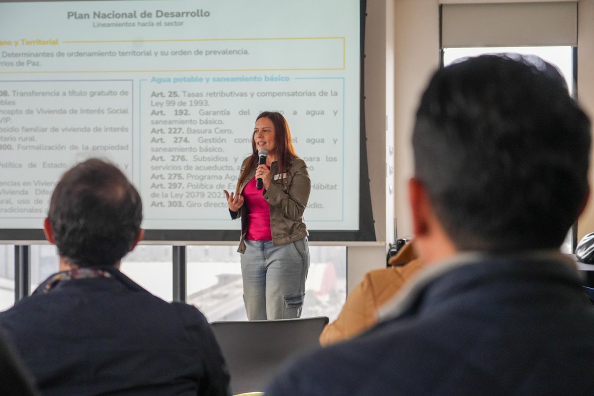 HelgaMaRivasAr's tweet photo. En el Taller de Planeación Estratégica, con el equipo de @Minvivienda, alineamos la hoja de ruta para avanzar en la implementación del Plan Nacional de Desarrollo. A través del fortalecimiento institucional, potenciamos las capacidades de nuestros grupos de valor e interés. https://t.co/e7cWYMJ81U