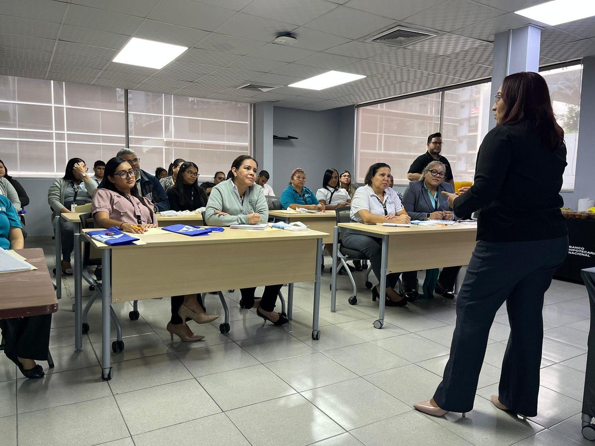 El personal del Sistema de Ahorro y Capitalización de Pensiones de los Servidores Públicos compartió información con los colaboradores del <a href="/BHNPanama/">BHNPanama</a>  en la charla “Conociendo tu SIACAP”, el jueves 5 de septiembre de 2024.