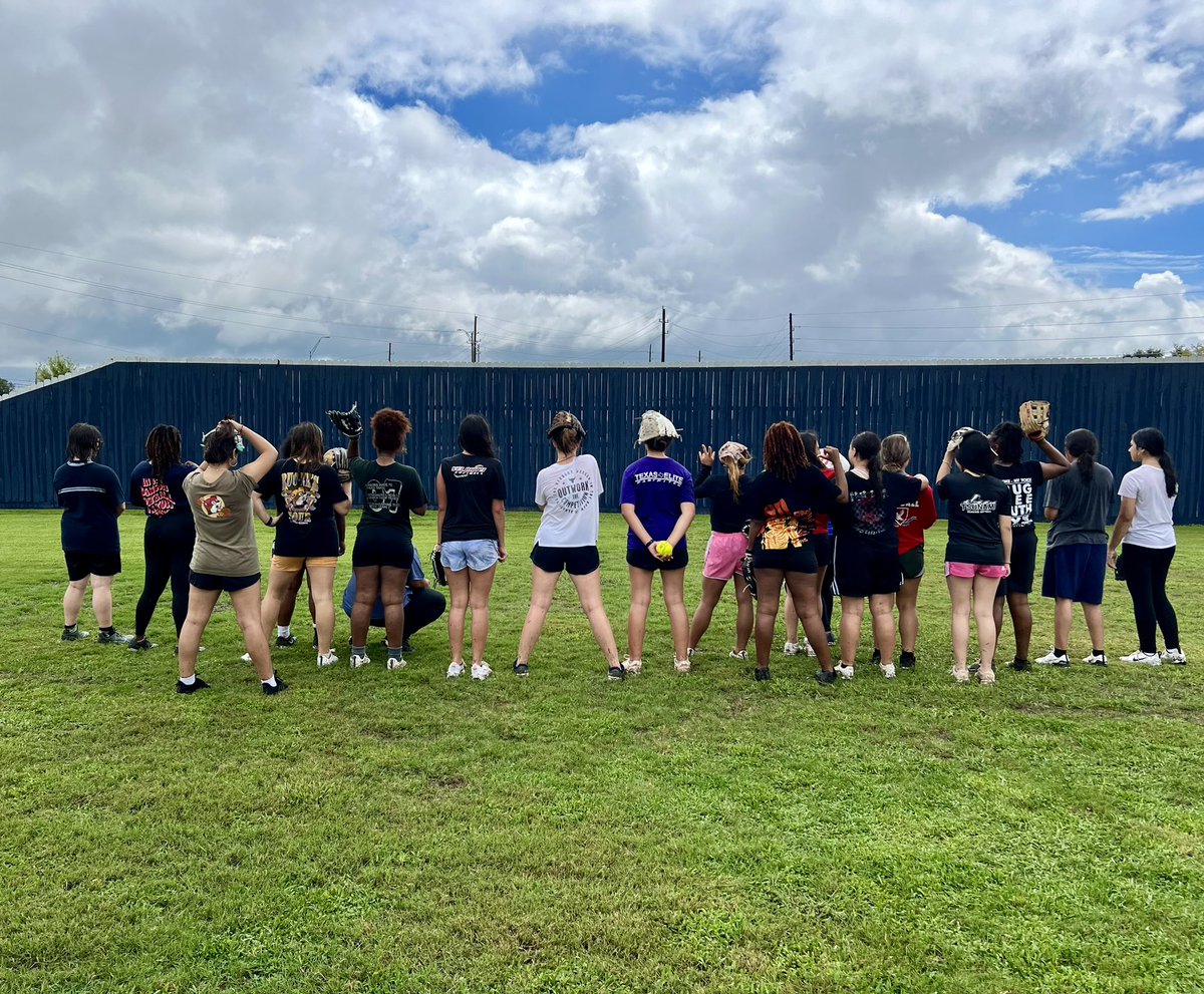dawson_eaglesSB's tweet photo. Week 3 of competition Friday + backwards day! Mother nature ruined our plan but we pivoted to Ultimate Softball! 6th period up first!
🥎
🦅
☔️
#ultimatesoftball #competitionFridays #itsbetterhere #someflyweSOAR #FAMILY @DawsonHighSchl https://t.co/W8nbfGUYFB