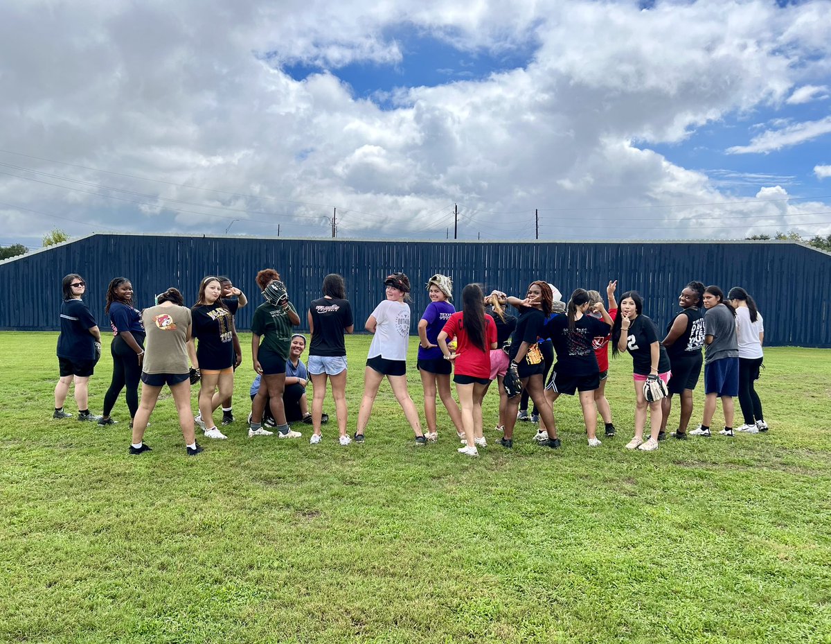 dawson_eaglesSB's tweet photo. Week 3 of competition Friday + backwards day! Mother nature ruined our plan but we pivoted to Ultimate Softball! 6th period up first!
🥎
🦅
☔️
#ultimatesoftball #competitionFridays #itsbetterhere #someflyweSOAR #FAMILY @DawsonHighSchl https://t.co/W8nbfGUYFB