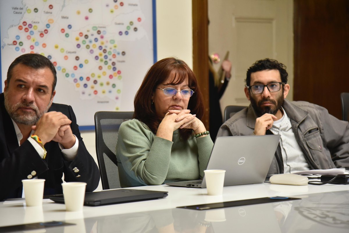MinInterior's tweet photo. Para articular el #PlandeChoque de la Implementación del #AcuerdoDePaz y los pactos territoriales en las 16 zonas PDET, el ministro @CristoBustos se reunió con las agencias de paz del Gobierno.🇨🇴🕊️⤵️ https://t.co/2oc1u2Kqi0