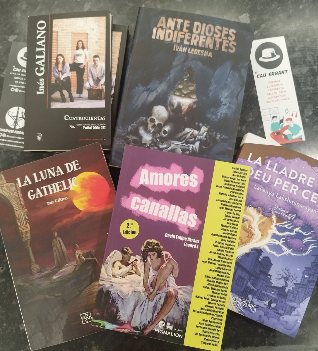 Quan entre les novetats t'arriben petites joies que has demanat fent veure que són per vendre, però que en el fons reconeixes que són regals per tu 🥰

<a href="/InesGalianoT/">Inés Galiano</a> 
<a href="/Ivanledesma/">Ivan Ledesma</a> 
<a href="/anapsicomad/">Ana</a> 
<a href="/Chronos_cat/">Editorial Chronos</a> 
<a href="/festivalcelsius/">Celsius 232</a>