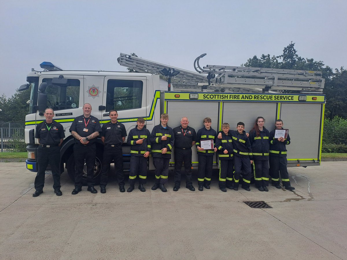 Big_Hendo13's tweet photo. Delighted to present @fire_scot Fireskills certificates to the youngsters from Elgin High School.
A great display of teamwork and enthusiasm. A thank you to @asda Elgin community champion for supporting with food and the dedicated hard work of the instructors🚒 https://t.co/S3RzhtSTLA