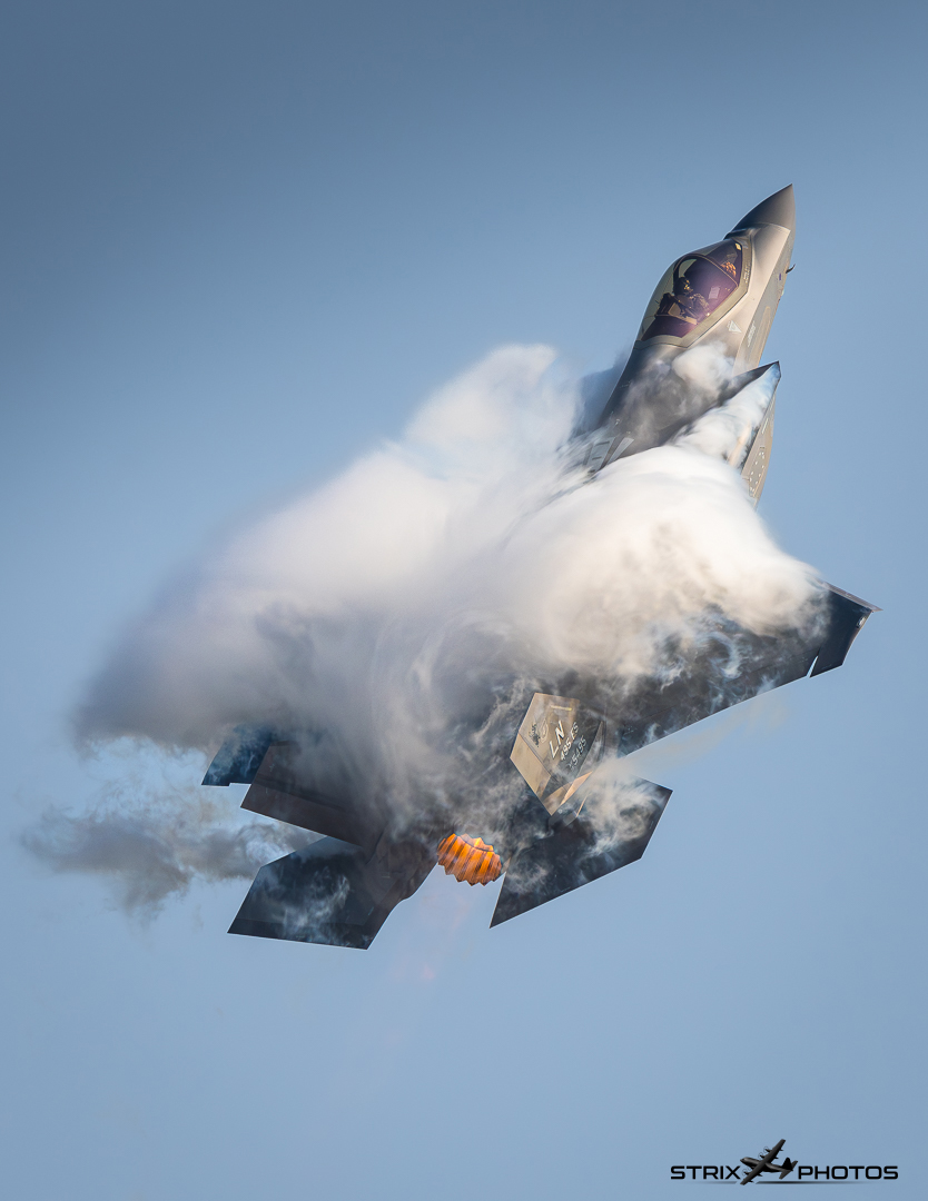 StrixPhotos's tweet image. Spearing through the sky 💨
An F35 of the 495th Fighter Squadrons punches through the sky on a spectacular quick climb this morning at RAF Lakenheath 🙌
@48FighterWing @NATO_AIRCOM @SR_Planespotter 📸