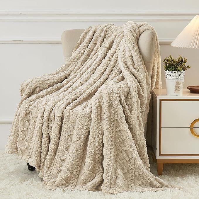 whattobuynow's tweet image. Searching for the perfect gift? Look no further! The Aganear Fleece Throw Blanket makes a thoughtful gift for anyone who loves to stay cozy. Available now at $15.99 – that&apos;s 36% off the original price!🎉
🛒amzn.to/4e6tx4o
#GiftIdeas #FuzzyBlanket #SnuggleSeason...