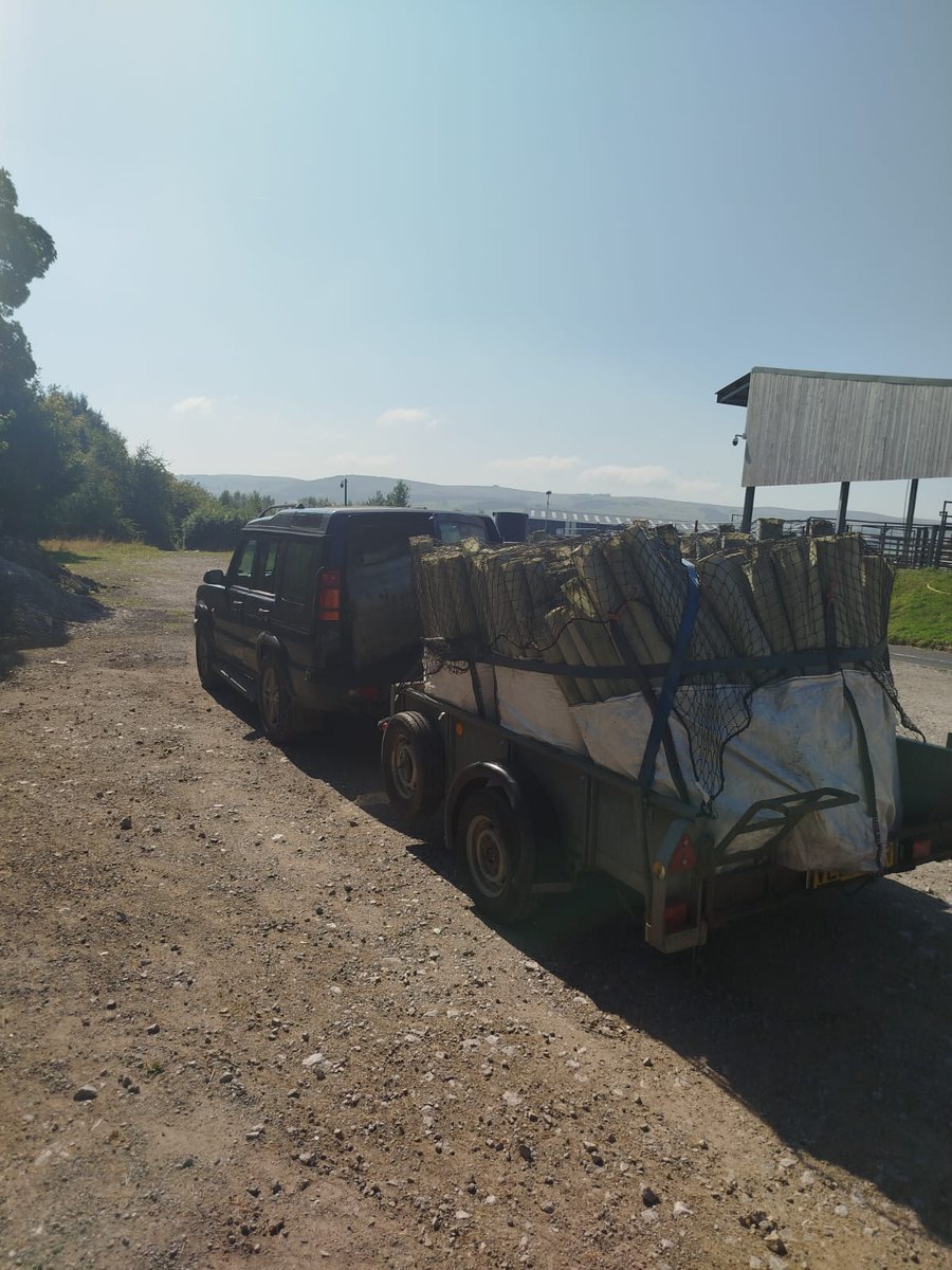 forus_tree's tweet image. Fully loaded trailer and vehicle completely stuffed with old deer guards taken to #Skipton for recycling ♻️ 7 tonne bags in total. They come from various sites planted by our amazing predecessor #Treesponsibility, who planted over 250,000 trees around the valley with volunteers🌳