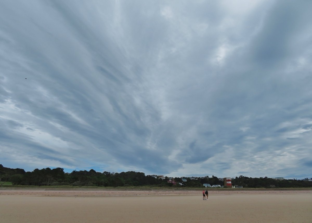 leblancq_f's tweet image. Grey skies over #JerseyCI this afternoon, with a front nearby. However, interesting patterns visible in #Altocumulus and #Altostratus cloud around 10,000ft @CloudAppSoc
