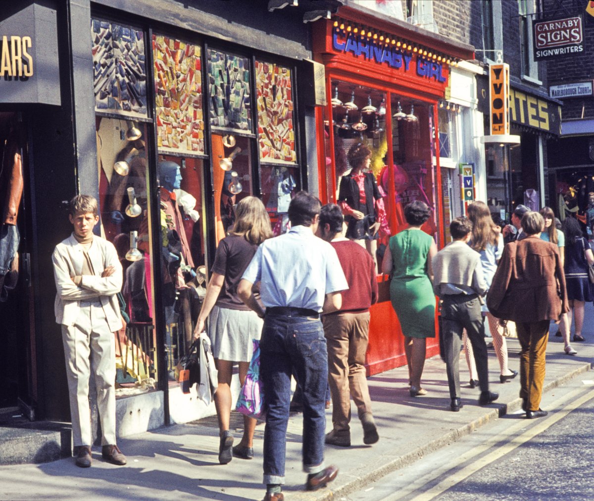 LAST CHANCE 📢 BOOKINGS CLOSE AT MIDDAY <a href="/NickCollinson/">Nick Collinson</a> (The Urban Rambler) guides our tour of London's West End fashion, focusing on designers, former sites of boutiques, fashion houses and high street stores.

📅15 Sep🕐11am🎟️£18.50 ➡️jewishrenaissance.org.uk/events/west-en…

w/<a href="/LyonsLearning/">LyonsLearningProject</a>