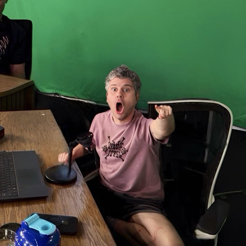 theh3podcast's tweet image. 🎥The H3 Show Is Now Going Liveee!!✨

📒Today's Main Topics:
- Hot President Tier List
- Martin The Water Sommelier x Gamer Sups 
- Dan Saw Hamilton 
- Goofs &amp;amp; Gafs

Watch here... youtube.com/live/9JPShI_ig…