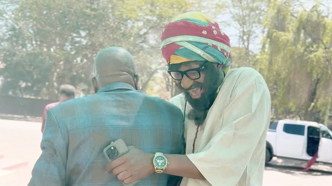 Jah Prayzah pulls off elaborate prank on Phillip Chiyangwa in Ngirozi Yenzira

WATCH HERE: is.gd/jAW3bs