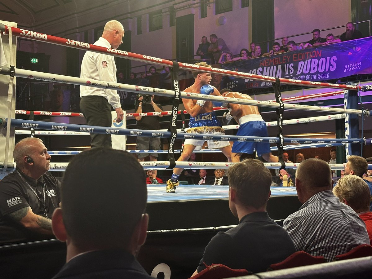 RealMartinCee's tweet photo. @HickfordCharlie 🥊🥊 https://t.co/DYPBaXkd6t