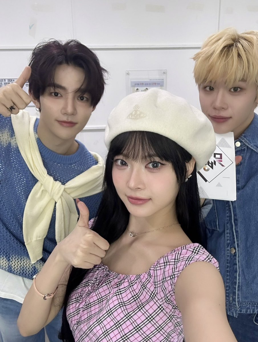 PHOTOS┊📷

Des photos de #ZHANGHAO et #KIMTAERAE avec #EUNCHAE (<a href="/eunchae_fr/">✧ EUNCHAE FRANCE ✧ 🐈 CRAZY</a>) du groupe #LESSERAFIM (<a href="/LESSERAFIM_FR/">LE SSERAFIM France 🪽🍝</a>) ont été publiées par le Music Bank

🦊┊#ZB1 #ZEROBASEONE #제로베이스원 <a href="/ZB1_official/">ZEROBASEONE</a>