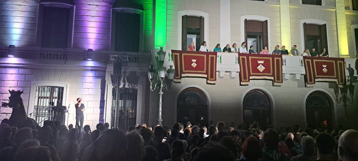 ¿ Por qué ponen al intérprete de lengua de signos tan lejos de la pregonera?. Iría mejor en el balcón  #FMSBD2024 <a href="/socmartafarres/">Marta Farrés/❤️</a> #Sabadell <a href="/Aj_Sabadell/">Ajuntament Sabadell</a>
