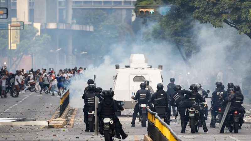 xeroxore's tweet photo. Haven't you heard more from Venezuela in weeks? It's not because anything has been solved. Venezuela is experiencing a campaign of state terrorism by Nicolás Maduro and his dictatorial military regime. 

Thread showing the current situation in Venezuela and exposing Maduro LIES: https://t.co/r1AnuVC3pK