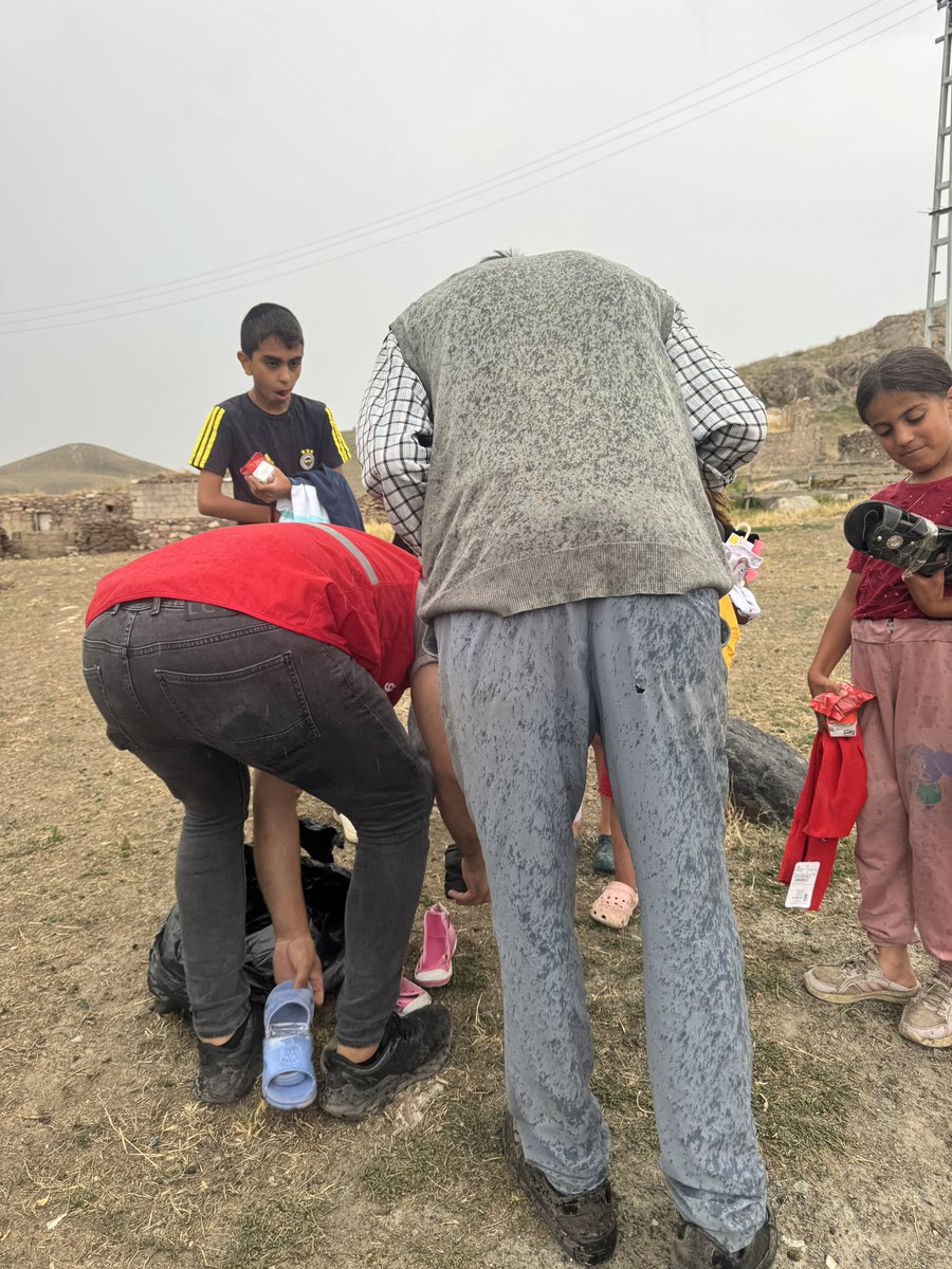 📍Aktuğlu Köyü 
Kızılay Kadın iyiliği yayma yolunda devam ediyor…
Günün rotasında da gönüllere dokunmaya devam ederek,ziyaretini gerçekleştirdiğimiz bugün ki köyümüzde kıyafet,ayakkabı ve ikramlık dağıtımı gerçekleştirdik..

#kızılaykadın #sensizolmaz #ilmekilmekemekleiyilik