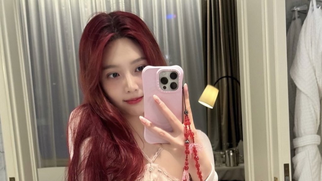 joypics's tweet photo. joy is such a cutie ໒꒰ྀི´ ˘ ` ꒱ྀིა https://t.co/JxMXiVS1Oa