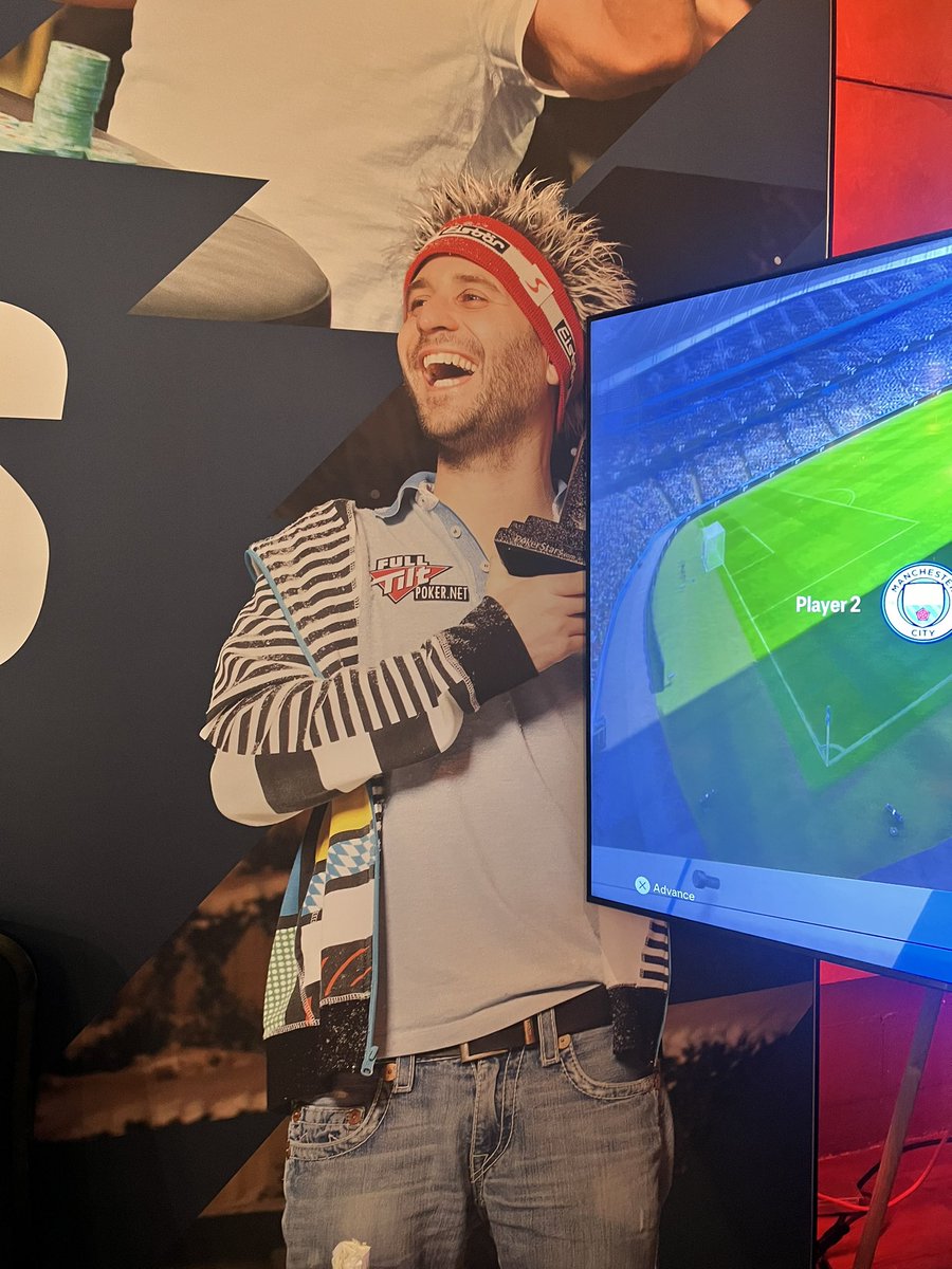 Kit78's tweet image. Who’s this handsome chap I see before me? @RobRomanello