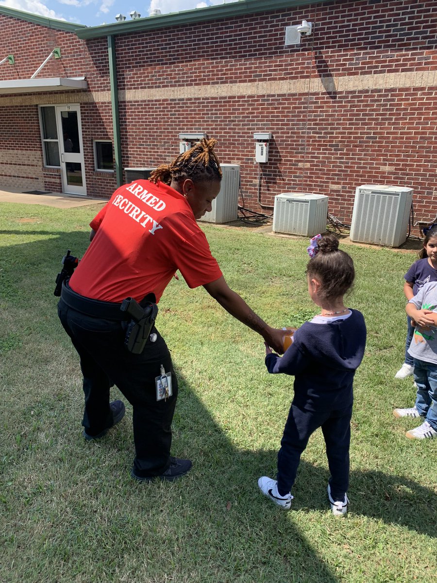 JesDiazKinkeade's tweet photo. #FootballFunday @KinkeadeECS Playing with Officer Mack @MrsFloyd0419 @TPpayne0228 https://t.co/AzWw0rxXQB