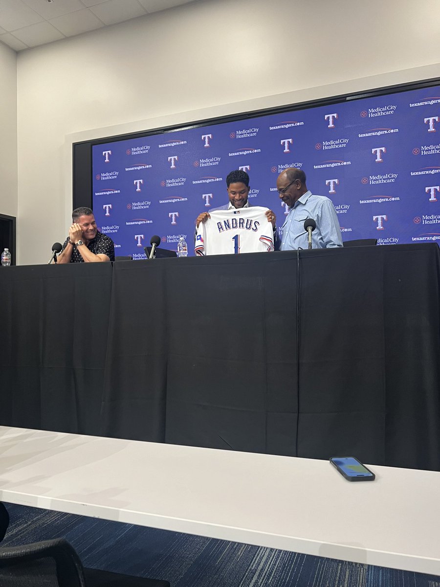JaredSandler's tweet photo. Elvis signing his one-day contract and officially retiring as a Texas Ranger flanked by Ron Washington and Michael Young https://t.co/F6woSsQInP