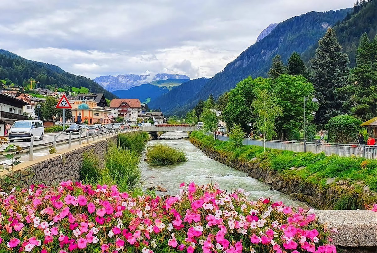 touriste_aa's tweet image. كيف تقضي أجمل 5 ايام في شمال ايطاليا 😍🇮🇹

اول شي لازم تعرف ان في قرى مناسبة للسكن وفي قرى مناسبة للزيارة 🚗

وثاني شي لازم تعرف ان طبيعة الشمال الايطالي لا تقل جمالا عن النمسا وسويسرا 🇦🇹🇨🇭

راح اختار لكم مدينة ( برونيك ) مدينة بطابع ريفي 🏡

اذا اقمت فيها متأكد ان رحلتك راح تكون…