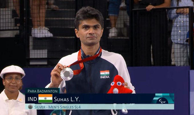 Sachendrasingh0's tweet image. प्रयागराज के पूर्व DM #suhas_l_yathiraj ने #ParisParalympics2024 ने  बैडमिंटन की #SL4 कैटेगरी में सुहास ने सिल्वर मेडल जीता है. अपने  छोटे से करियर में कई इंटरनेशनल और नेशनल गोल्ड मेडल्स जीत चुके हैं.
