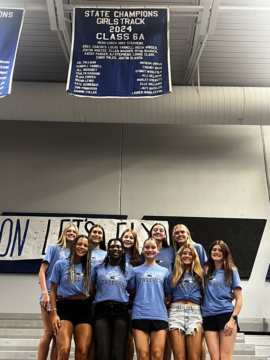 ONWRavensTF's tweet image. Beyond proud of these athletes! When you talk about leaving a Legacy, this is a huge part of that. Congrats to all the girls for bringing home Track and Field State Championship Banner #2!!!  #BannerDrop @spage_onw @ChrisZuck