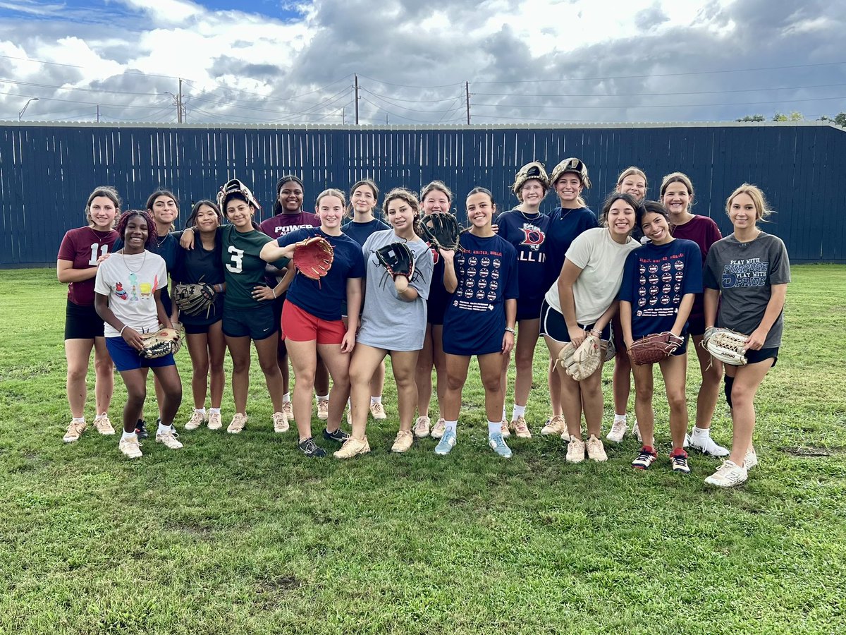 dawson_eaglesSB's tweet photo. Week 3 of competition Friday + backwards day! Mother nature ruined our plan but we pivoted to Ultimate Softball! 7th period! 💪🏼
🥎
🦅
☔️
#ultimatesoftball #competitionFridays #itsbetterhere #someflyweSOAR #FAMILY @DawsonHighSchl https://t.co/JtISGym2d3