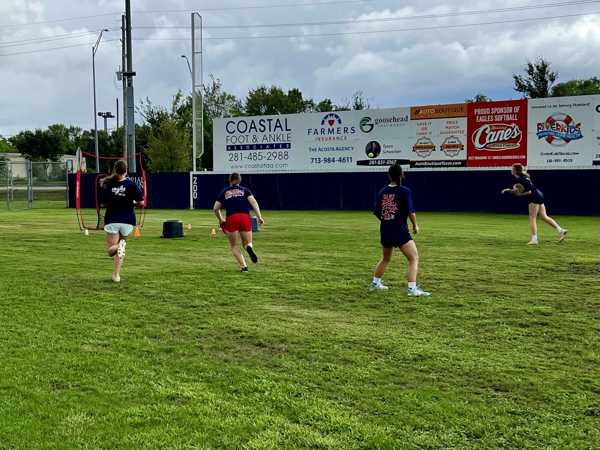 dawson_eaglesSB's tweet photo. Week 3 of competition Friday + backwards day! Mother nature ruined our plan but we pivoted to Ultimate Softball! 7th period! 💪🏼
🥎
🦅
☔️
#ultimatesoftball #competitionFridays #itsbetterhere #someflyweSOAR #FAMILY @DawsonHighSchl https://t.co/JtISGym2d3