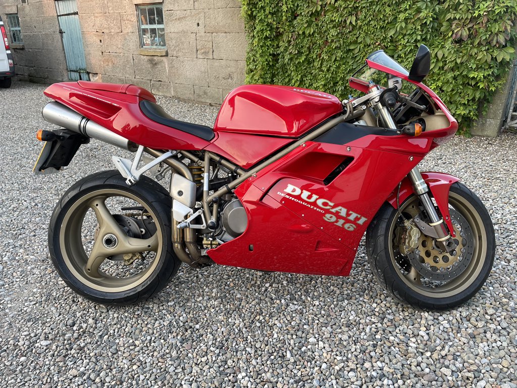 How is it possible for a 30 year old motorbike to ride, sound and handle like this? AN amazing commute, <a href="/MotohubUk/">MotohubUK</a> I want one!    #ducati916 #ducati #posterbike #superbike #1990s #classic #goat #italian