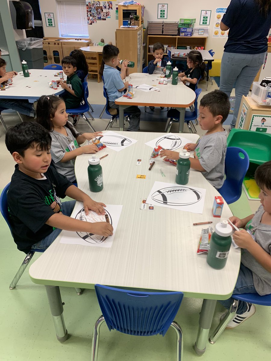 JesDiazKinkeade's tweet photo. #FootballFunday @KinkeadeECS Snack and Coloring a football @MrsFloyd0419 @TPpayne0228 https://t.co/BN8NhY5CUN