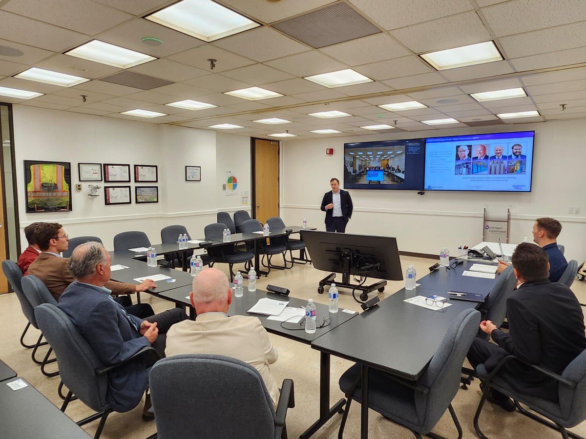 samoosterhoff's tweet image. Good to visit @h_optimized in Owen Sound with @rickbyersmpp and Mayor @ian_boddy! 

Their electrolysis technology is contributing to Ontario’s leadership in the low-carbon hydrogen sector, creating well-paying jobs, and delivering clean, reliable, and affordable energy.