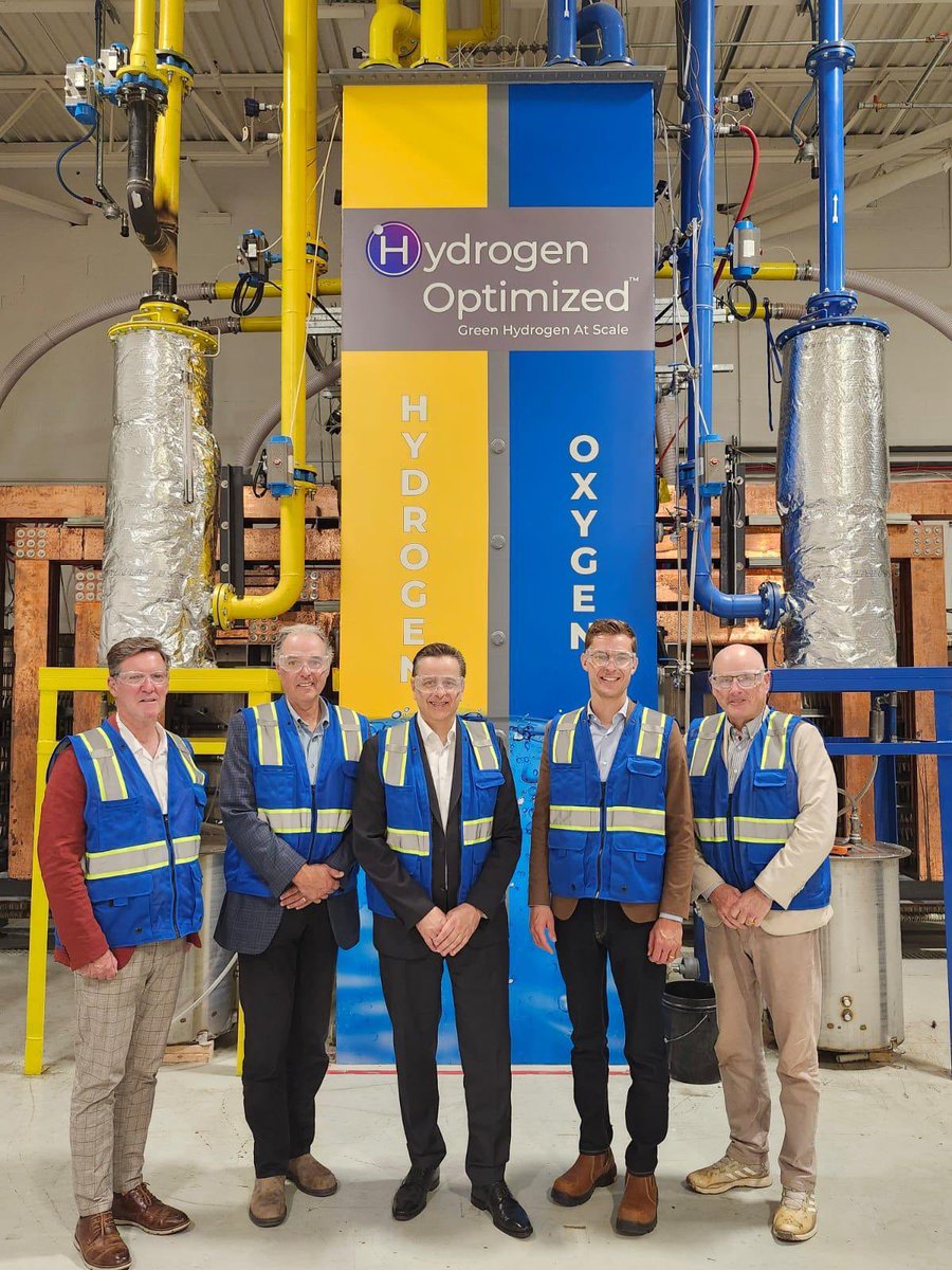 samoosterhoff's tweet image. Good to visit @h_optimized in Owen Sound with @rickbyersmpp and Mayor @ian_boddy! 

Their electrolysis technology is contributing to Ontario’s leadership in the low-carbon hydrogen sector, creating well-paying jobs, and delivering clean, reliable, and affordable energy.