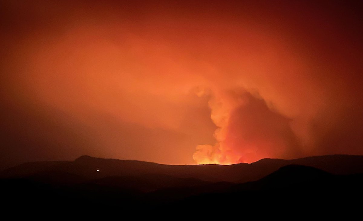 OSFM's tweet photo. We are sending our Blue Incident Management Team and several task forces to the #RailRidgeFire and the #ShoeFlyFire.
Today, @GovTinaKotek invoked the Emergency Conflagration Act for both.
READ MORE: https://t.co/UMcaNzQYVb https://t.co/X0YA3g3O4R