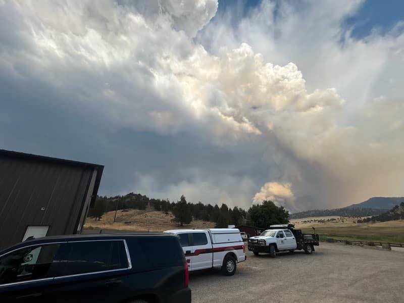 OSFM's tweet photo. We are sending our Blue Incident Management Team and several task forces to the #RailRidgeFire and the #ShoeFlyFire.
Today, @GovTinaKotek invoked the Emergency Conflagration Act for both.
READ MORE: https://t.co/UMcaNzQYVb https://t.co/X0YA3g3O4R