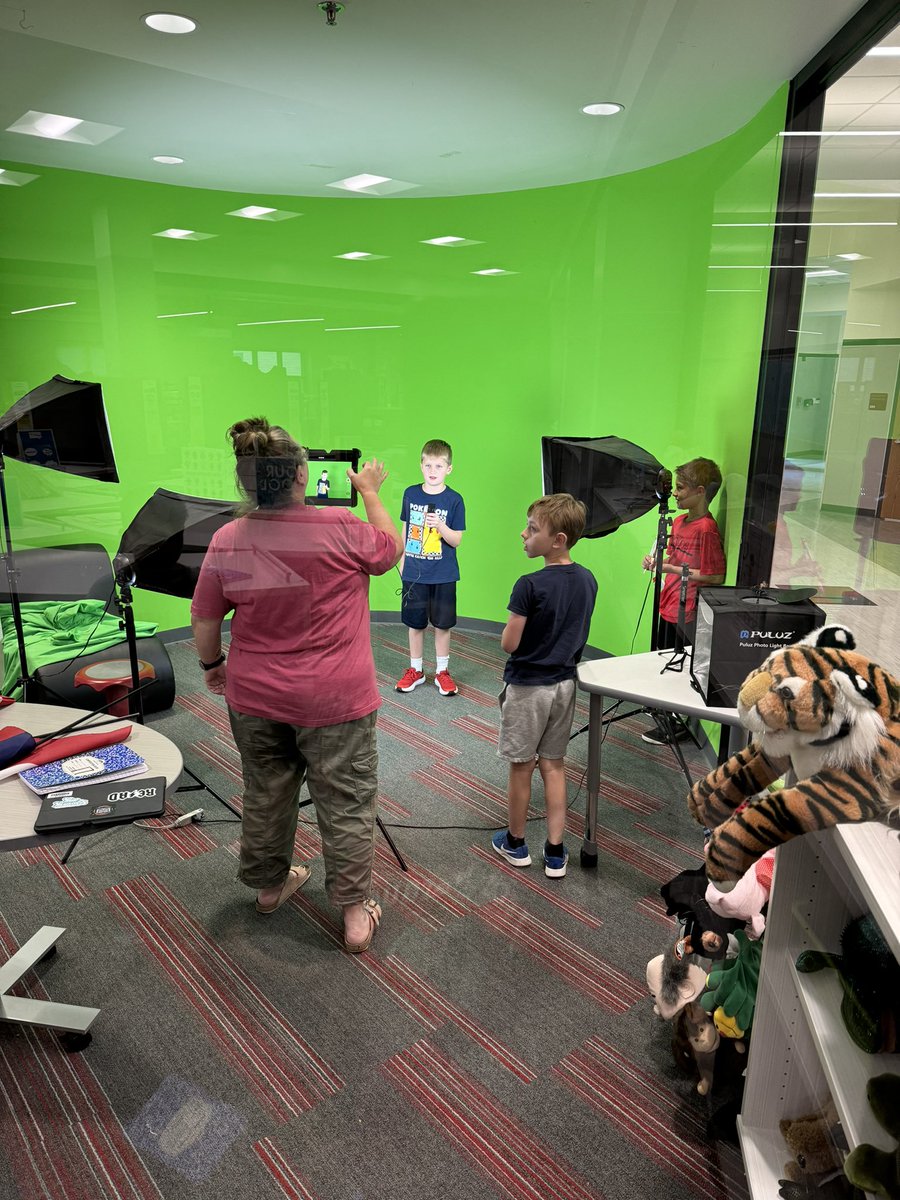 55TopDog's tweet photo. TDs spent some time with @librarygal67 in the STEM green screen room recording our commercials for our STEM  backscratchers! @STEMKimLISD @BridlewoodES https://t.co/R4LPbWVhXb