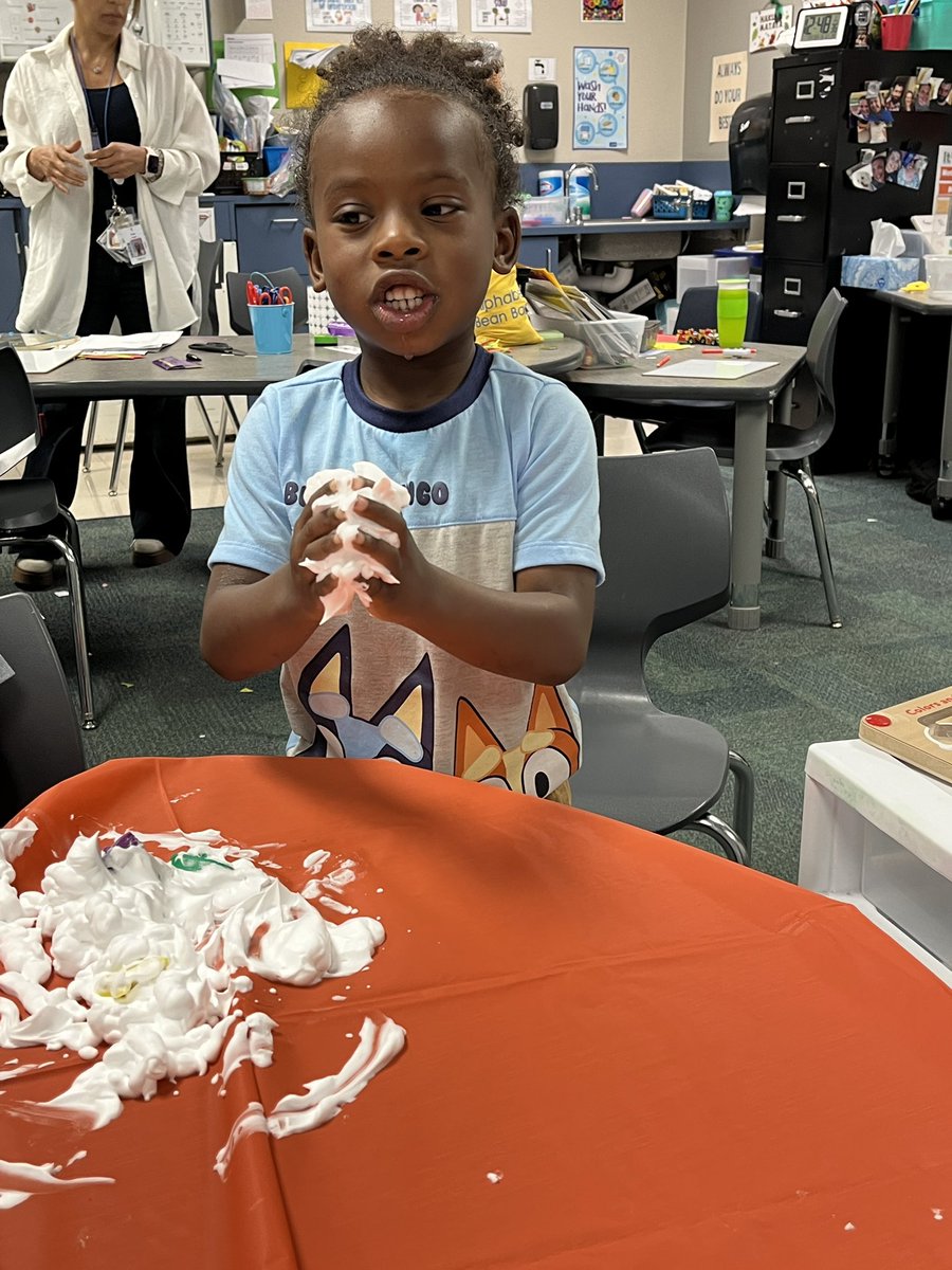 Hahne_Elyse's tweet photo. Pure joy for fun sensory Friday! #tesleads #sensoryfun https://t.co/BYjrH6ZAJe