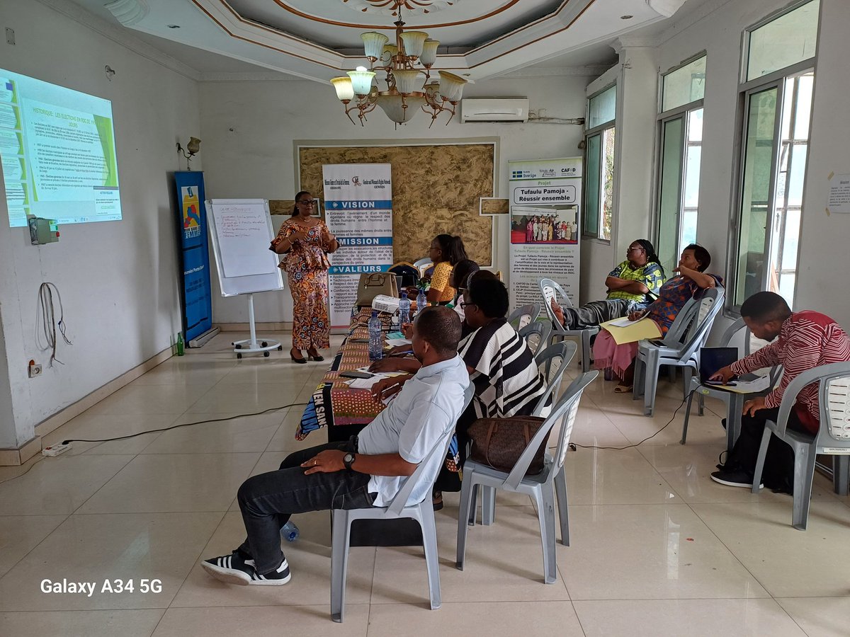 laetitiamuabila's tweet image. Atelier de formation avec 10 OSC sur la #communicationpublique, l'appuie de la politique d'accompagnement des élues locales et la validation des outils d'identification de ces elues, vendredi 06/9 au siège du Mouvement Rien sans les femmes à #Kinshasa.