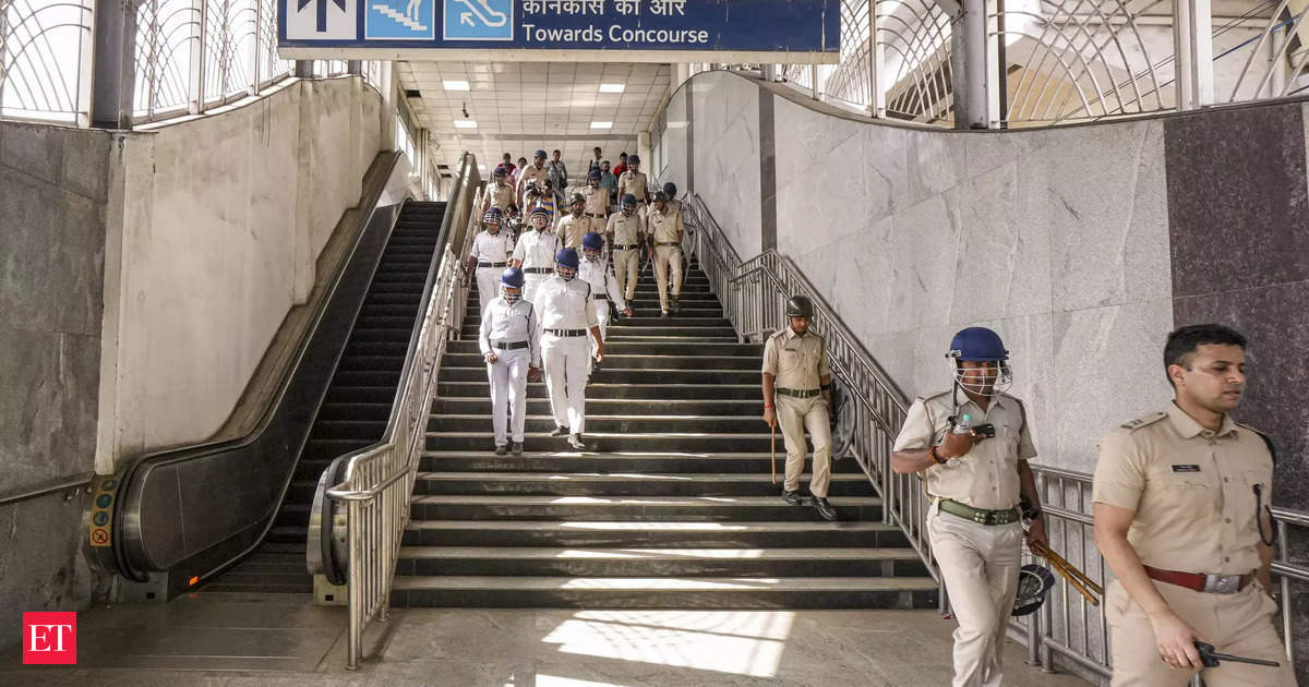 IndianEditorial's tweet photo. [ET] Flouting of forensic SOP must be punished: The RG Kar Medical College rape-murder case in Kolkata has revealed serious lapses by the police, including crime scene contamination and rushed orders for reconstruction. Allegations of bribery for a quick… https://t.co/E2s5nesUYy https://t.co/SzRfSCxKEd
